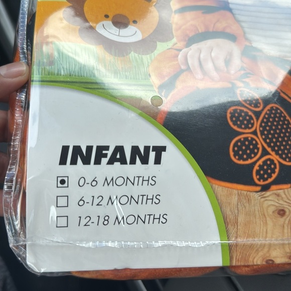Spirit Halloween baby tiger hooded one piece costume size 0-6 months - Picture 2 of 3